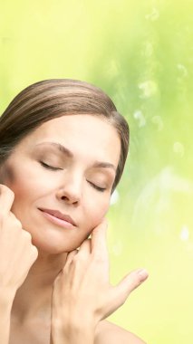 Elleri ile doğal güzellik portre. Kozmetoloji olgun kadın yüz. Kozmetik krem. Cilt bakımı. Zarif kız