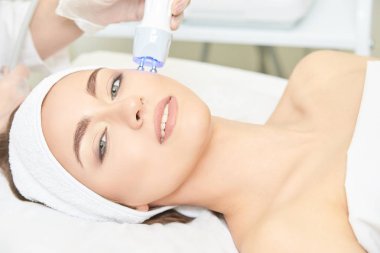 Kızılötesi ışık tedavisi. Kozmetik baş yordamı. Güzellik kadını yüz. Kozmetik salonu aygıt. Yüz cilt gençleştirme