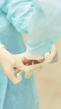 Oftalmoloji lazer mikroskop operasyonu. Doktor ve seyrek ile klinik odası. Eldiven ler ve ilaç aletleri