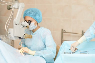 Oftalmoloji lazer mikroskop operasyonu. Klinikte doktor. Hasta göz tedavisi. Miyopi ve katarakt giderme