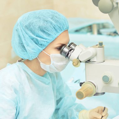 Oftalmoloji lazer mikroskop operasyonu. Klinikte doktor. Hasta göz tedavisi. Miyopi ve katarakt giderme
