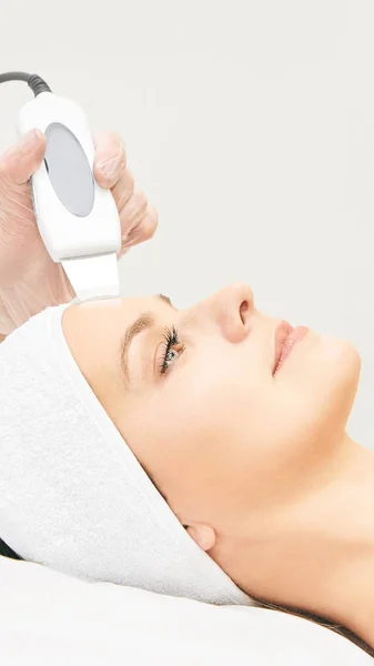 Ultraschallkosmetologie Gesicht Ausrüstung. Gesichtshaut reinigen. Schönheit weibliche Mädchen. Medizinische Salonpflegemaschine — Stockfoto