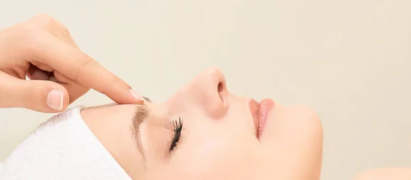 Masaje profesional facial. Tratamiento de cuidado de la piel Spa. Salud facial — Foto de Stock