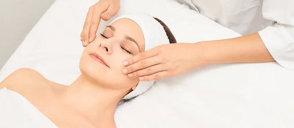 Masaje profesional facial. Tratamiento de cuidado de la piel Spa. Salud facial — Foto de Stock