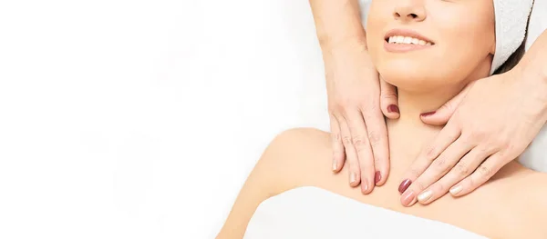 Massagem de salão facial. Terapia profissional feminina. Mãos no pescoço . — Fotografia de Stock