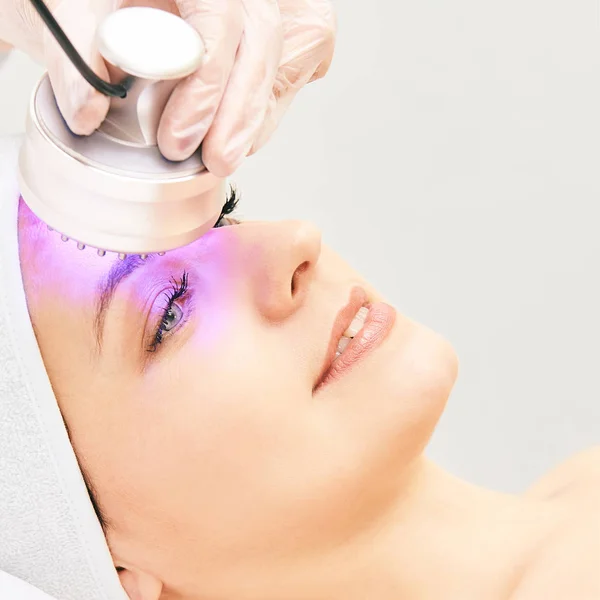 Terapia infrarossa con luce. Procedura di cosmetologia. Bellezza donna — Foto Stock