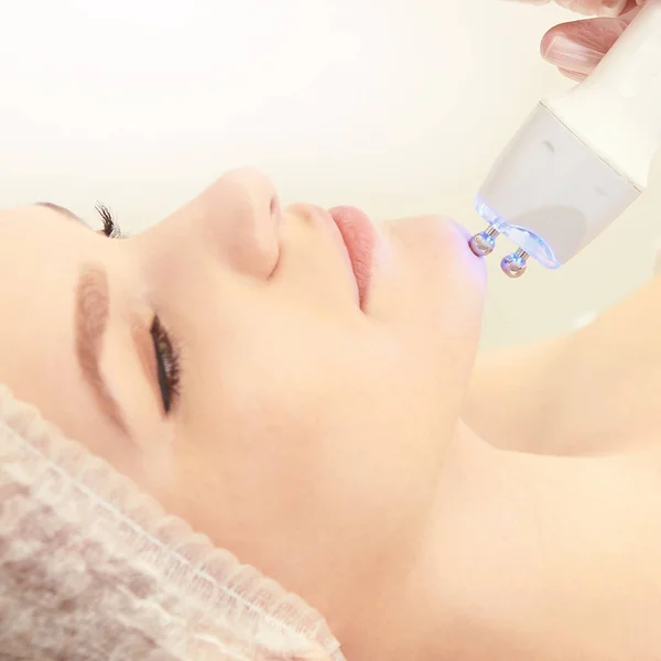 Ljus infraröd terapi. Kosmetika Head förfarande. Skönhet kvinna — Stockfoto