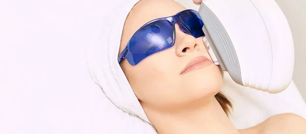 Depilazione laser facciale. Dispositivo ipl di cosmetologia. Corpo donna in — Foto Stock