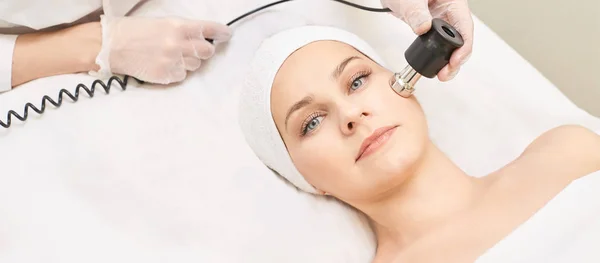 Elettroporazione donna trattamento viso. Ringiovanimento facciale therap — Foto Stock