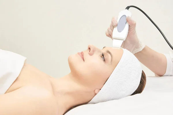 Ultraschallkosmetologie Gesicht Ausrüstung. Gesichtshaut reinigen. Schönheit weibliche Mädchen. Medizinische Salonpflegemaschine — Stockfoto