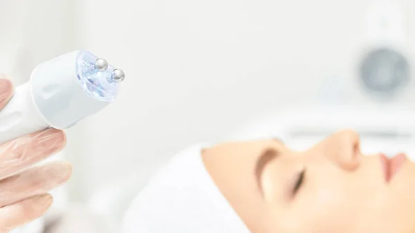 Leczenie medyczne spa Pielęgnacja skóry twarzy. Piękna twarz kobiety czyszczenie. Estetyka ultra dźwięku leczenia specjalistycznego. Sprzęt kosmetyczny, narzędzia — Zdjęcie stockowe