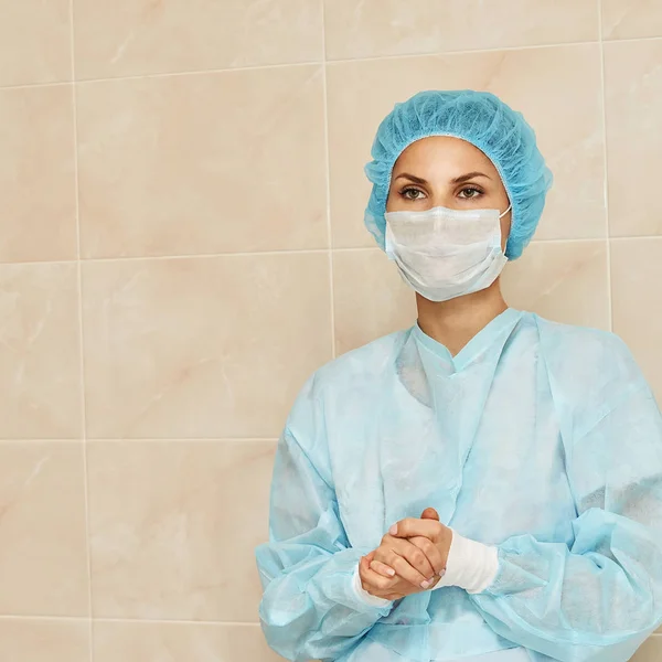 Hübsche Ärztin Porträt. Augenlasermikroskopie-Operation. Klinikzimmer. Patienten Augenbehandlung. Kurzsichtigkeit und Grauer Star — Stockfoto