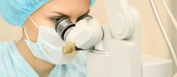 Belo retrato de doutora. Operação de microscópio a laser oftalmológico. Sala da clínica. Tratamento ocular do paciente. Miopia e remoção de catarata — Fotografia de Stock