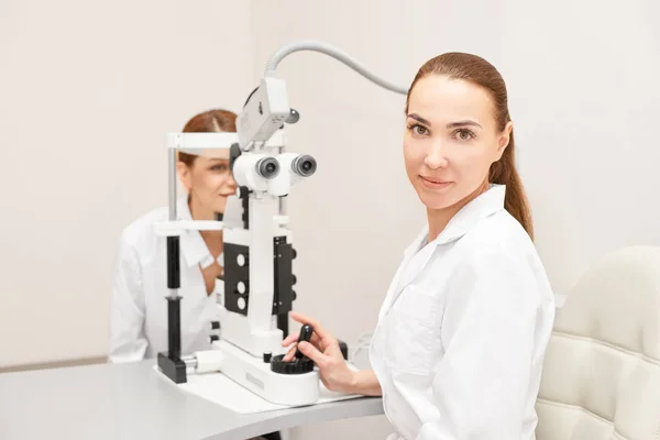 Eye szemész vizsga. Látás hasznosítás. Asztigmatizmus ellenőrzés fogalmát. Szemészeti diagmostic eszköz. Szépség lány portré klinikán — Stock Fotó