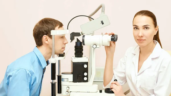 Exame oftalmológico ocular. Recuperação da visão. Astigmatismo verificar conceito. Oftalmologia dispositivo diagmístico. Retrato de menina de beleza na clínica. Paciente masculino — Fotografia de Stock