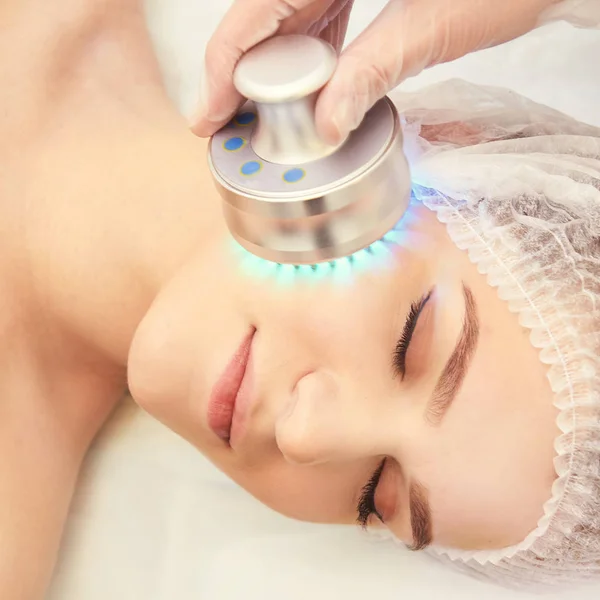 Light infrared therapy. Cosmetology head procedure. Beauty woman face. Cosmetic salon device. Facial skin rejuvenation — Stock Photo, Image