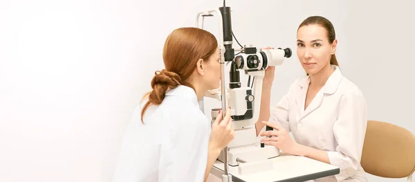 Eye ophthalmologist exam. Eyesight recovery. Astigmatism check concept. Ophthalmology diagmostic device. Beauty girl portrait in clinic — Stock Photo, Image