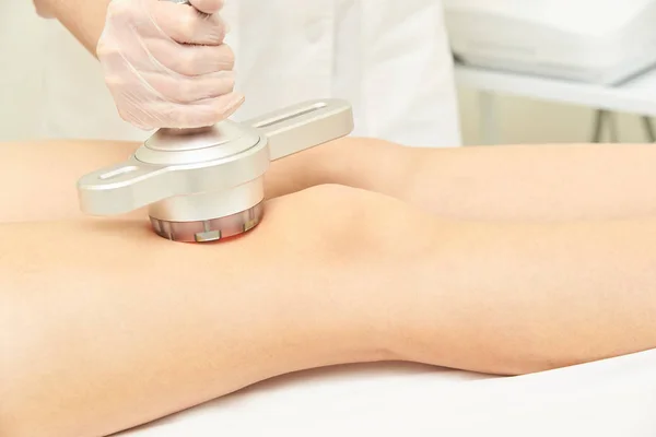 Kavitation Kosmetologie Frau Verfahren. Lipo Ultraschallgerät. Körperbehandlung gegen Cellulite. Ultraschall-Radiotherapie für Mädchen — Stockfoto