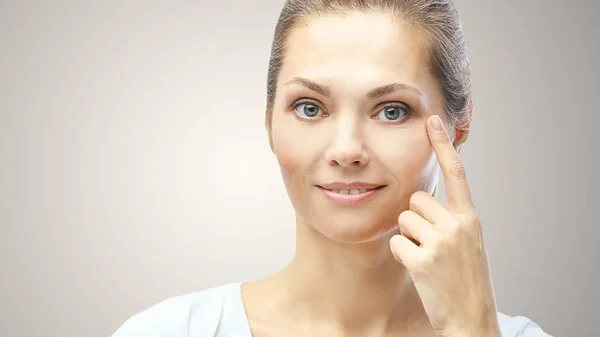 La mujer señala el problema dermatológico de la piel. Retrato de belleza de cosmetología. Procedimiento de cuidado facial — Foto de Stock