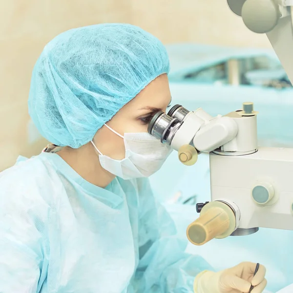 Operação de microscópio a laser oftalmológico. Doutor na clínica. Tratamento ocular do paciente. Miopia e remoção de catarata — Fotografia de Stock