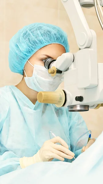 Oftalmologie Laser Microscoop werking. Arts in de kliniek. Oogbehandeling van de patiënt. Myopie en cataract verwijdering — Stockfoto