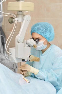 Oftalmoloji lazer mikroskop operasyonu. Klinikte doktor. Hasta göz tedavisi. Miyopi ve katarakt giderme
