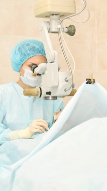 Oftalmoloji lazer mikroskop operasyonu. Klinikte doktor. Hasta göz tedavisi. Miyopi ve katarakt giderme