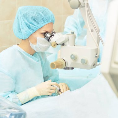 Oftalmoloji lazer mikroskop operasyonu. Klinikte doktor. Hasta göz tedavisi. Miyopi ve katarakt giderme