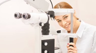 Göz oftalmolog muayenesi. Görme geri kazanımı. Astigmatizma kontrol kavramı. Oftalmoloji diagmostic cihaz. Klinikte güzellik kız portre