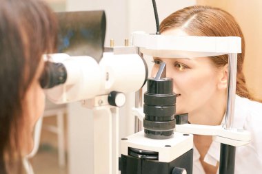Göz oftalmolog muayenesi. Görme geri kazanımı. Astigmatizma kontrol kavramı. Oftalmoloji diagmostic cihaz. Klinikte güzellik kız portre