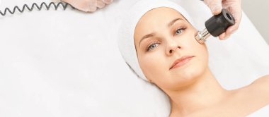 Elektroporasyon kadın tedavi yüz. Yüz gençleştirme therap