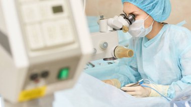 Oftalmoloji lazer mikroskop operasyonu. Klinikte doktor. Pati