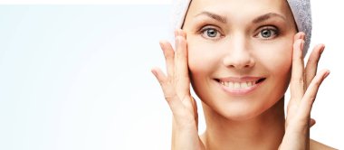 Elleri ile doğal güzellik portre. Kozmetoloji olgun kadın yüz. Kozmetik krem. Cilt bakımı. Zarif kız