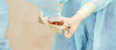 Oftalmoloji lazer mikroskop operasyonu. Doktor ve seyrek ile klinik odası. Eldiven ler ve ilaç aletleri