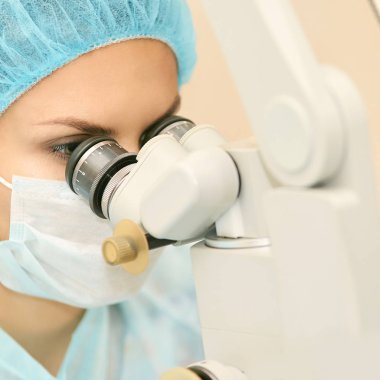 Güzel doktor kadın portresi. Oftalmoloji lazer mikroskop operasyonu. Klinik odası. Hasta göz tedavisi. Miyopi ve katarakt giderme