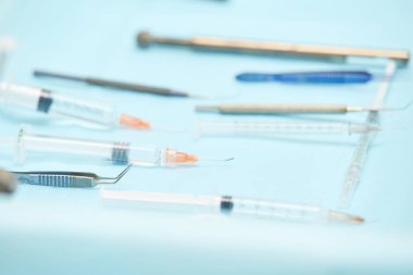 Oftalmoloji lazer mikroskop operasyonu. Doktor ve seyrek ile klinik odası. Eldiven ler ve ilaç aletleri