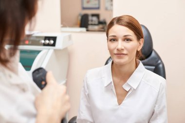 Göz oftalmolog muayenesi. Görme geri kazanımı. Astigmatizma kontrol kavramı. Oftalmoloji diagmostic cihaz. Klinikte güzellik kız portre