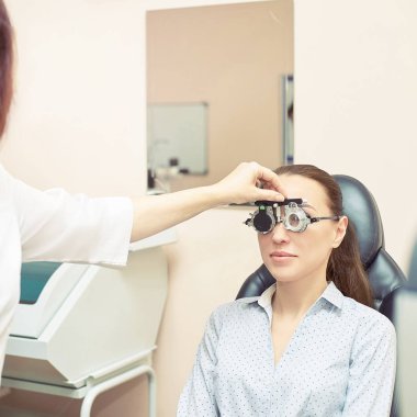 Göz oftalmolog muayenesi. Görme geri kazanımı. Astigmatizma kontrol kavramı. Oftalmoloji diagmostic cihaz. Klinikte güzellik kız portre