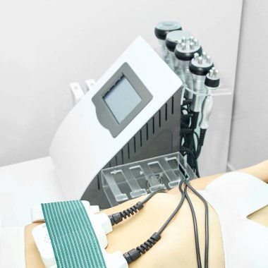 Lazer yağ aldırma ekipmanı. Kozmetik yağ tedaviyi azaltır. Ecza salonundaki kadın. Selülit önleme prosedürü