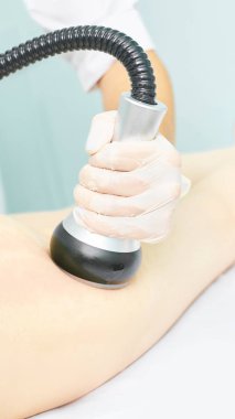 Süpürge masaj aleti. Selülit önleyici vücut düzeltme tedavisi. Zayıflama aleti. Tıp salonundaki kadın ve doktor.