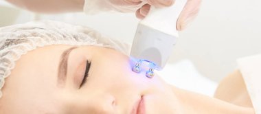Dermatoloji cilt bakımı yüz terapisi. Tıbbi spa anto kırışıklıkları 