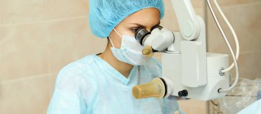 Oftalmoloji lazer mikroskop operasyonu. Klinikte doktor. Pati