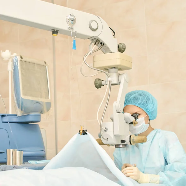 Oftalmologie Laser Microscoop werking. Arts in de kliniek. Oogbehandeling van de patiënt. Myopie en cataract verwijdering — Stockfoto