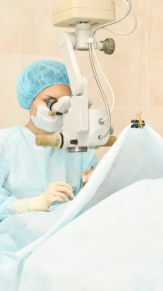 Operación de microscopio láser oftalmológico. Doctor en clínica. Tratamiento ocular del paciente. Miopía y eliminación de cataratas —  Fotos de Stock