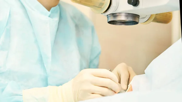 Operación de microscopio láser oftalmológico. Doctor en clínica. Tratamiento ocular del paciente. Miopía y eliminación de cataratas —  Fotos de Stock