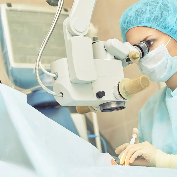 Oftalmoloji lazer mikroskop operasyonu. Klinikte doktor. Hasta göz tedavisi. Miyopi ve katarakt giderme
