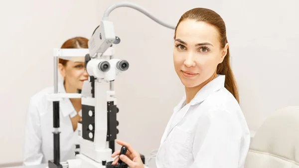 Eye ophthalmologist exam. Eyesight recovery. Astigmatism check concept. Ophthalmology diagmostic device. Beauty girl portrait in clinic — Stock Photo, Image