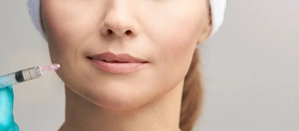 妇女面部美容治疗。生物活力皮肤疗法 — 图库照片
