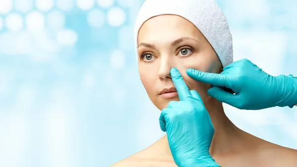 Derma femminile ringiovanire il trattamento. Dottore in guanti toccare faccia donna. Cosmetologia bel ritratto. Iniezione facciale nosr paziente — Foto Stock