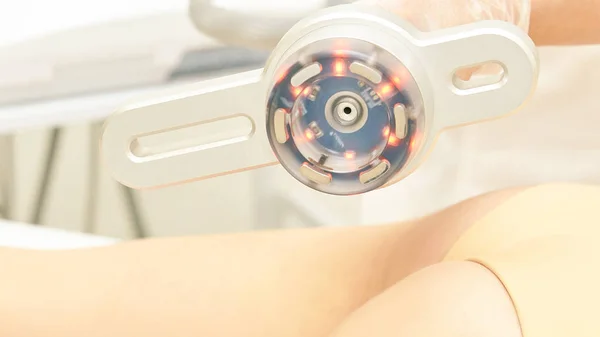 Cavitatie cosmetologie vrouw procedure. LiPo ultrasone machine. — Stockfoto